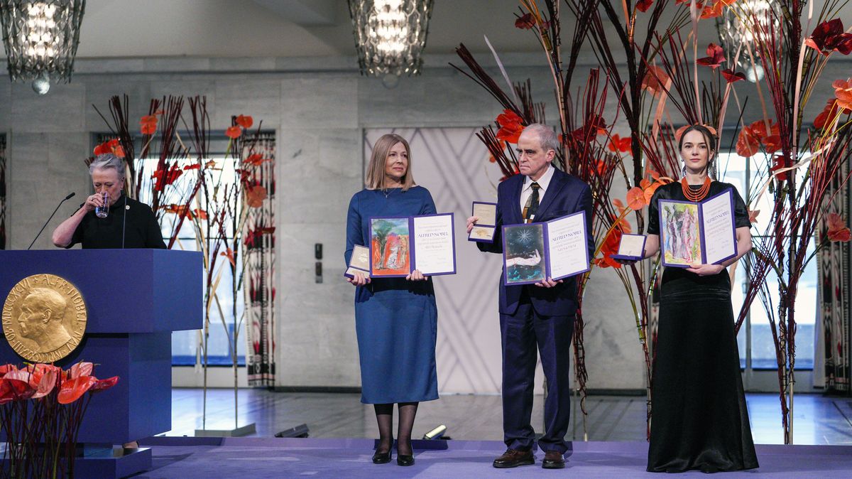Nobelovu cenu za mír přebrali zástupci ruské organizace Memorial, ukrajinského Centra pro občanské svobody a disidenta Bjaljackého